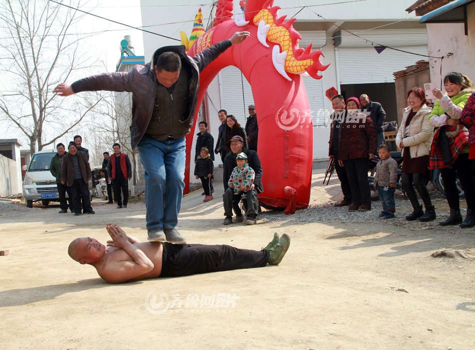 山东五旬老汉自学 硬气功 可徒手劈砖肚顶百斤