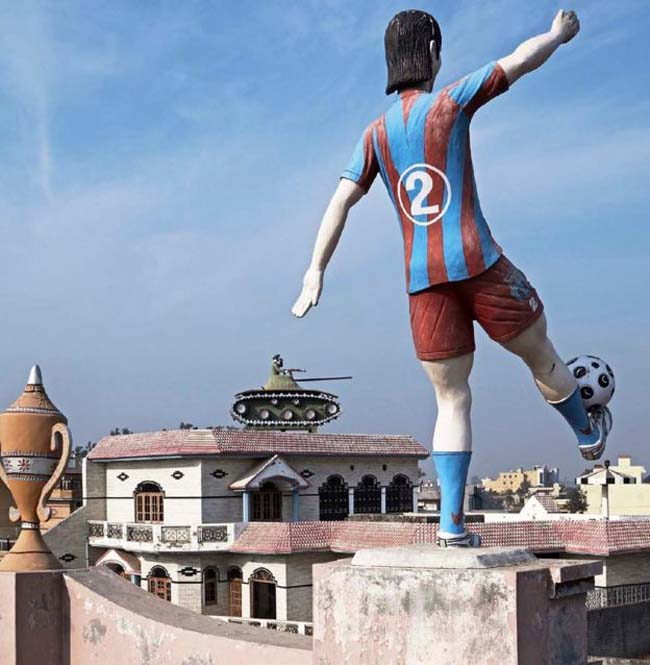 印度乡村房顶也开挂 变奇葩雕塑展览场_中国