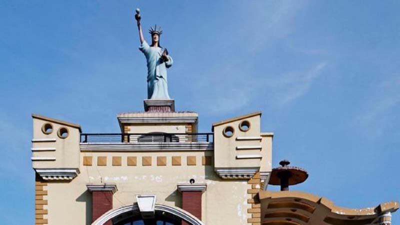 印度乡村房顶也开挂 变奇葩雕塑展览场_中国