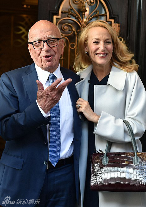 默多克迎第四春 超模爱妻晒20克拉钻戒(组图)_