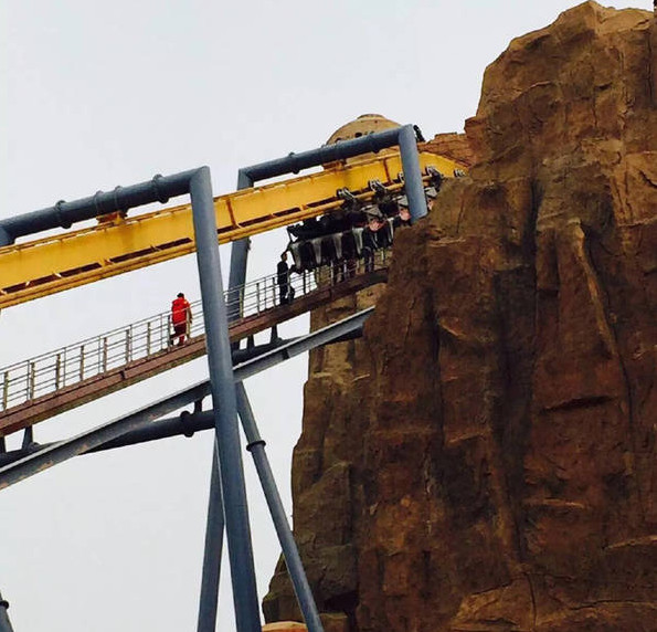 欢乐谷过山车急停 游客被困半空_中国宁波网