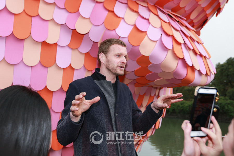 量身打造!大黄鸭之父为乌镇设计呆萌浮鱼_