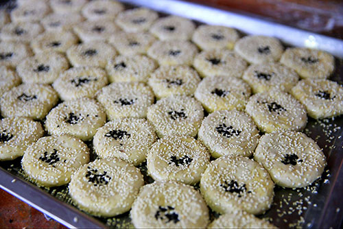 大黄村一个叫黄兆成的贫农,幸得师傅杜永裕传授金华酥饼的制作方法,回