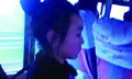 陌生乘客吐一地 12岁女童默默擦净感动同车人(图)