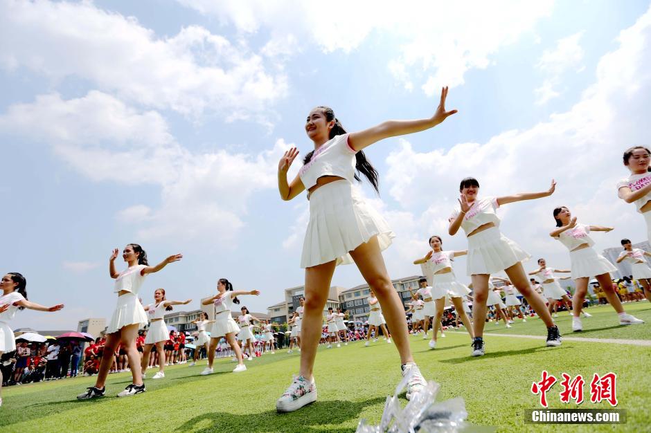 桂林医学院高颜值女生健美操比赛吸人眼球
