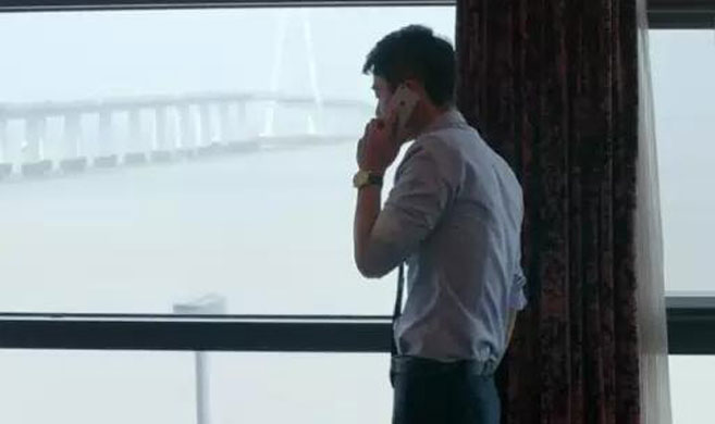 新郎被捆树上砸鸡蛋浇冷水 市民:谁还敢结婚啊