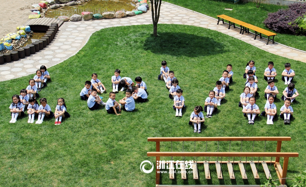 创意比肩大学生 幼儿园毕业照很有爱