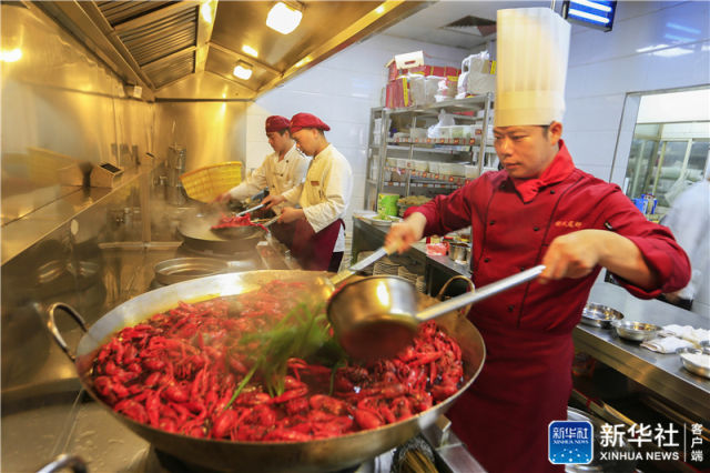 龙虾之乡品龙虾 美味吸引食客来