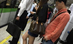 上海一高校男生被曝偷拍女乘客裙底 校方证实
