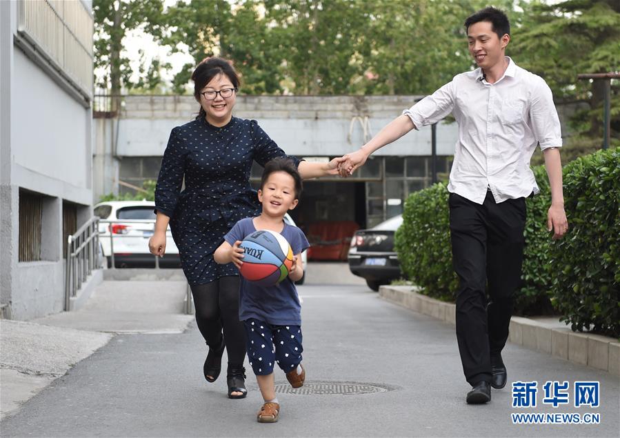 80后爸爸为孩子绘制近百本绘本