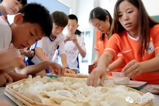 鲁能足校举行庆祝六一儿童节系列活动