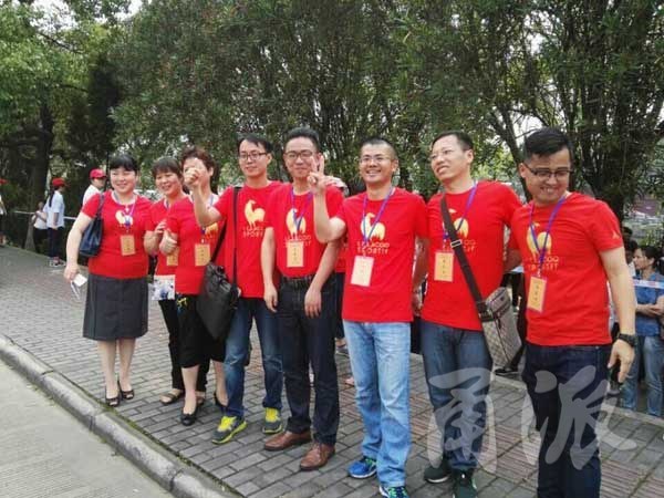 直击高考 宁波二中老师身穿红公鸡助考