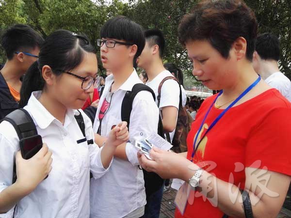 直击高考 宁波二中老师身穿红公鸡助考