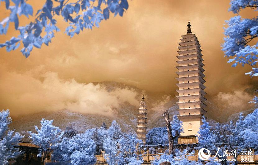 红外摄影下的大理崇圣寺三塔。(摄影:徐航) 人民网大理6月16日电(虎遵会)近日,一位摄影师在云南大理崇圣寺三塔利用红外成像技术拍摄了一组照片,镜头中的三塔拥有梦幻般的效果,画境宛如穿越千年。 大理崇圣寺三塔立于苍山之麓,洱海之畔,又称大理三塔,是中国著名的佛塔之一,历来都是大理的象征,是旧时崇圣寺(即金庸武侠小说《天龙八部》中所云天龙寺)前的建筑。崇圣寺三塔由一大二小三阁组成。大塔又名千寻塔,通高69.