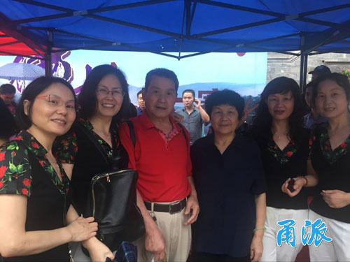 吃杨梅大赛总冠军36秒干掉20颗杨梅-甬派