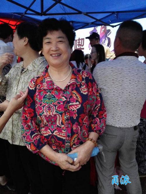 吃杨梅大赛总冠军36秒干掉20颗杨梅-甬派