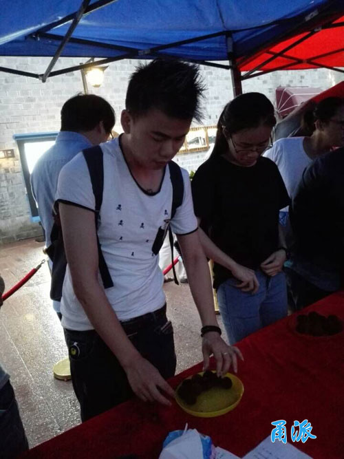 吃杨梅大赛总冠军36秒干掉20颗杨梅-甬派