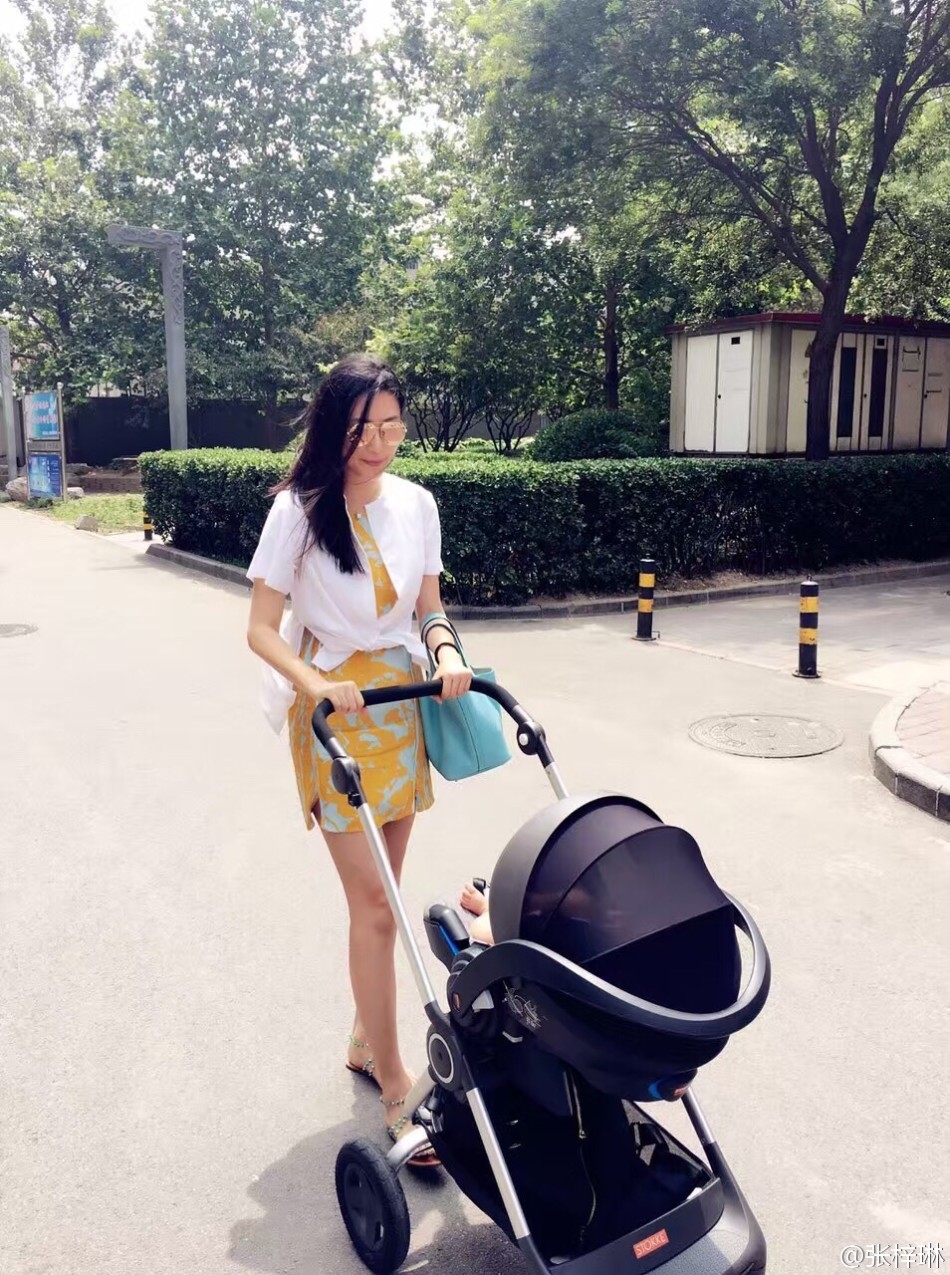 组图:张梓琳自驾车带女儿外出 被赞高颜值母女