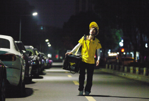 天气越坏生意越好 骄阳下奔波的宁波外卖骑士