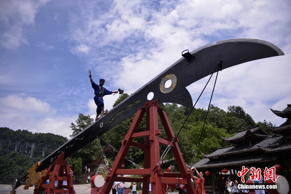 刀锋舞者在18米巨型大刀上赤脚行走