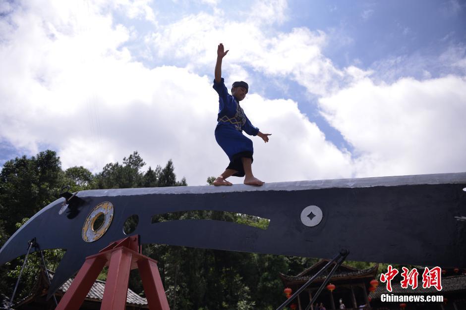 刀锋舞者在18米巨型大刀上赤脚行走