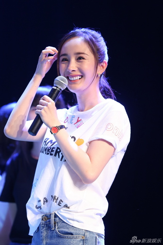 杨幂亮相粉丝见面会 甜笑卖萌活泼似少女