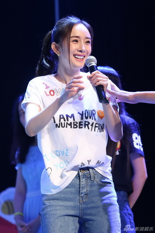 杨幂亮相粉丝见面会 甜笑卖萌活泼似少女