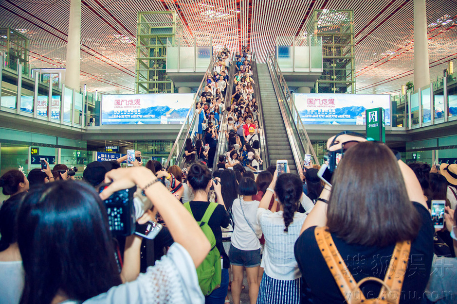 许魏洲飞泰国开唱 机场时尚轻松时髦