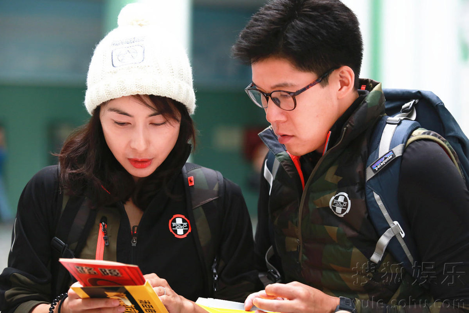 老公力MAX!霍启刚心疼郭晶晶执意一人抗重物