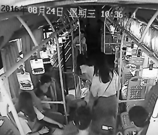 姑娘突然晕厥 公交车紧急变身救护车