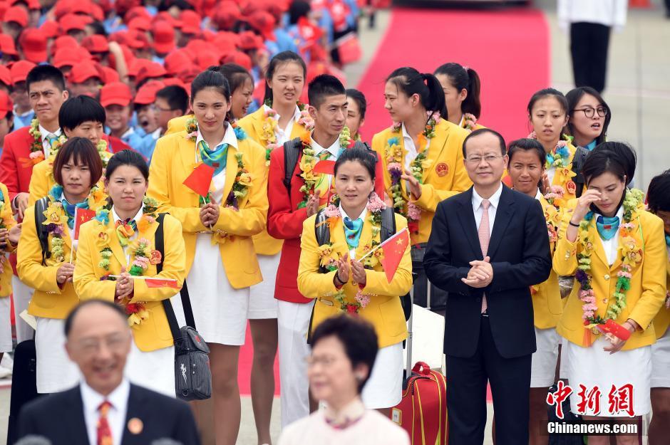 孙杨抵香港被女生叫老公 迷妹清晨排队看张继