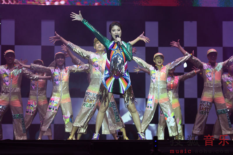 陈慧琳澳门开唱深V弯腰玩色诱 长裙开叉到腿根