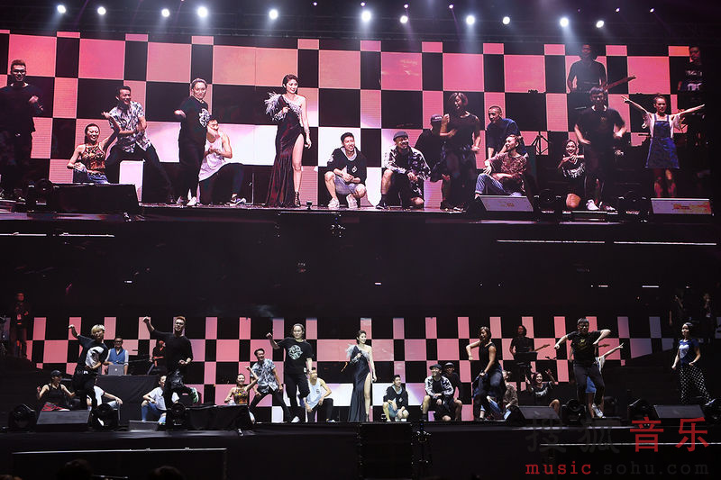 陈慧琳澳门开唱深V弯腰玩色诱 长裙开叉到腿根