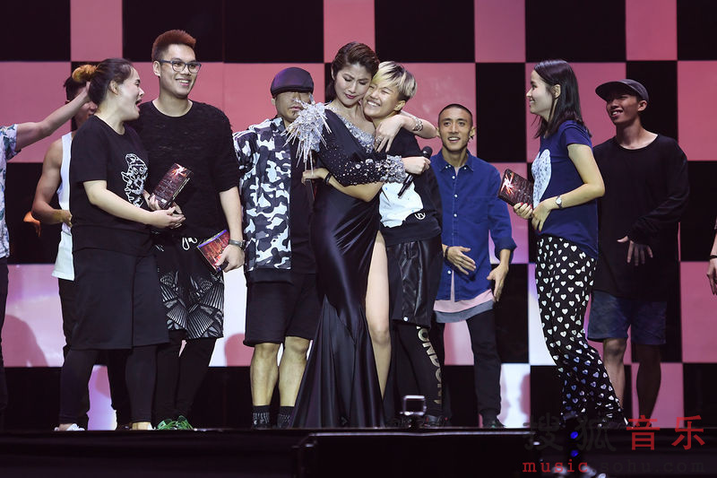 陈慧琳澳门开唱深V弯腰玩色诱 长裙开叉到腿根