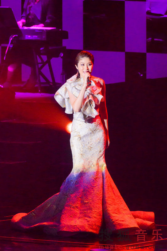 陈慧琳澳门开唱深V弯腰玩色诱 长裙开叉到腿根