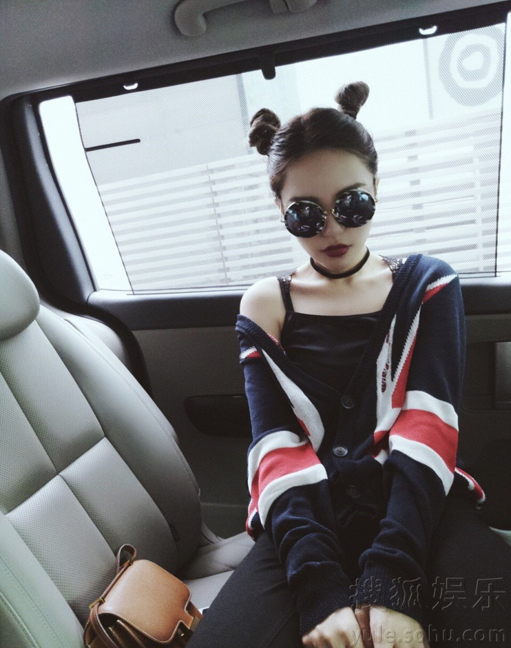 罗志祥女友扎双丸子头似哪吒 涂红唇显妩媚