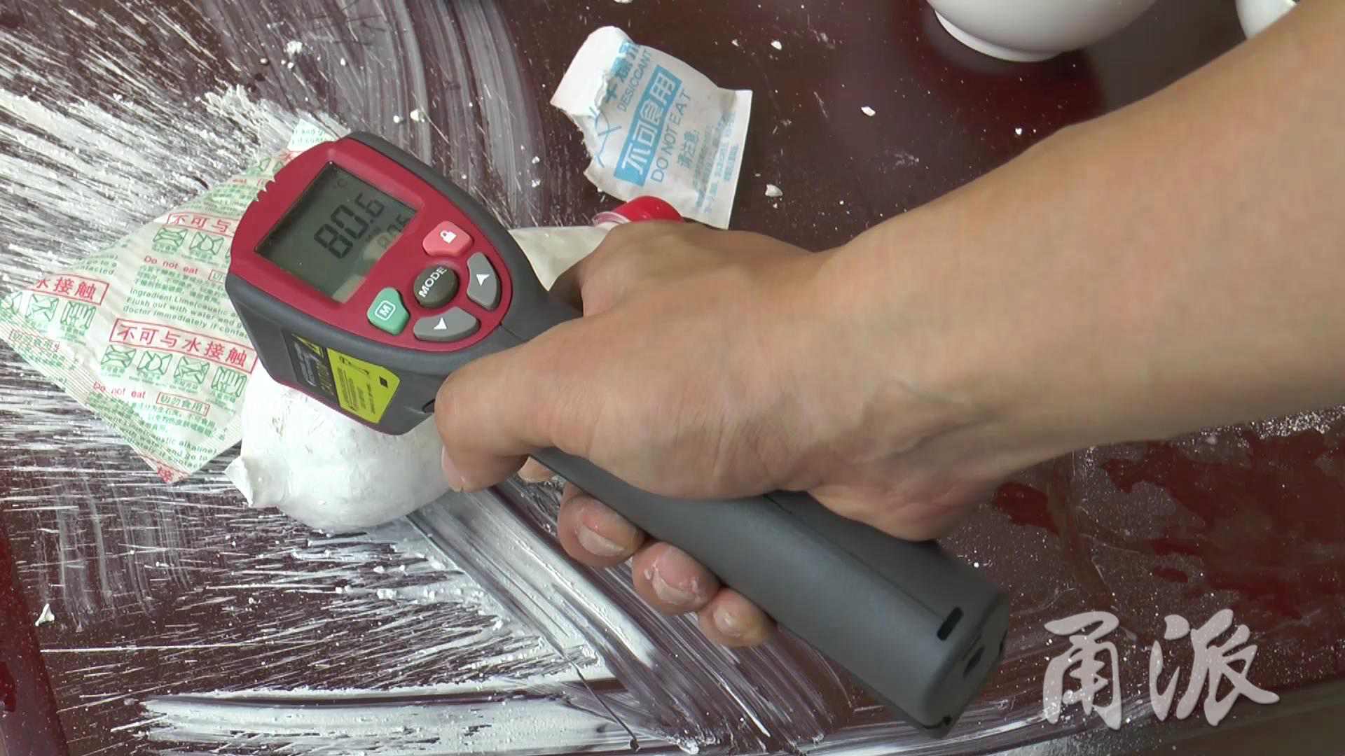 9岁小孩玩食品干燥剂被烫伤 这东西有多危险?