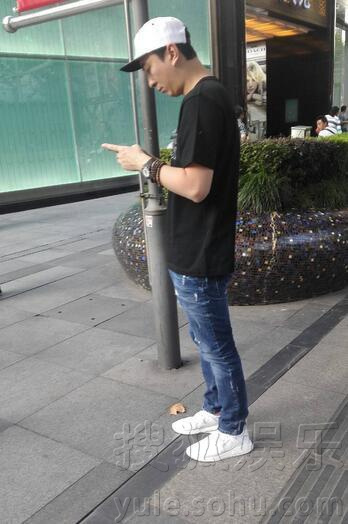 王思聪同长腿女孩现身上海 全程陪逛街买东西