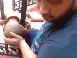小男孩头被栏杆卡住,不需消防员救助,这样脱险!