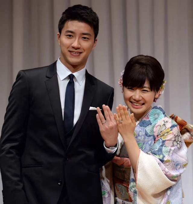 福原爱结婚发布会 戴钻戒着和服现身温婉可人