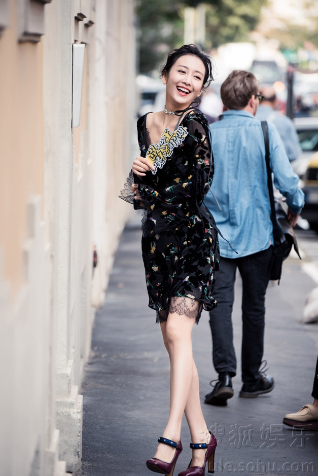 王鸥蕾丝雪纺裙现身秀场 浪漫少女变甜美小公