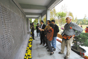 戚家山:李氏家族纪念馆立起家风墙