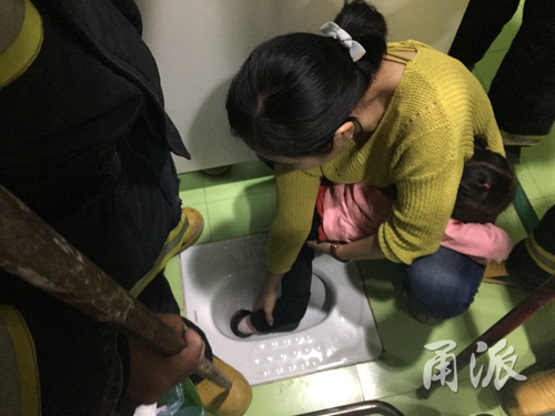 北仑一小女孩上厕所时踩空 脚卡便池拔不出来