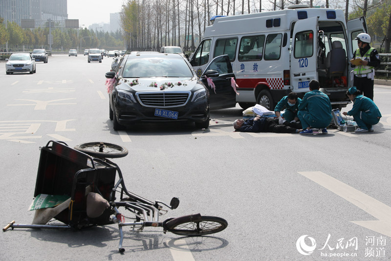 Millions of Mercedes Benz car crashed into a 80 - year - old ride a tricycle