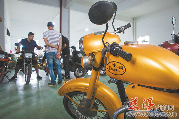 让旧车恢复往日风采 慈溪小伙收藏30多辆经典摩托车