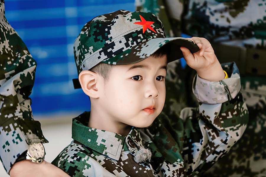 熊孩子安吉穿军装上演反差萌 惹人爱
