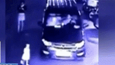 家人低头看手机 2岁女童被车碾过身亡