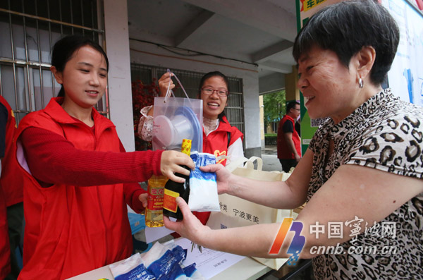 宁波新晋公务员上岗 第一课 : 走进社区做志愿者