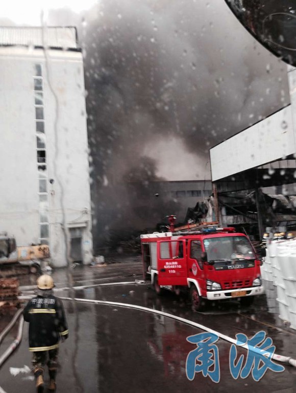 今天上午慈溪新浦镇一厂房突发大火 无人员伤