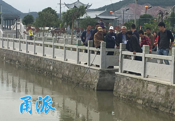 集资300万建篮球场、足球场、门球场…住在象